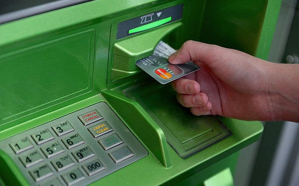 Банкам разрешили брать комиссию за снятие наличных с карт Visa