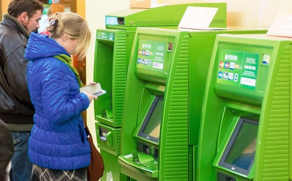Сбербанк ввел комиссию 1% за переводы через банкоматы
