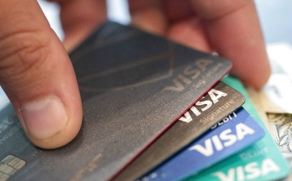 Банки сокращают лимиты по действующим кредитным картам